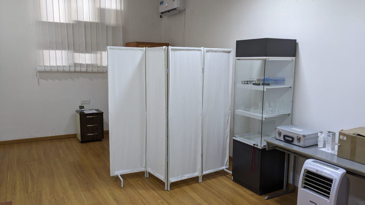 EXTRALAB լաբորատորիա — ռեակտիվների պահարան և աշխատանքային մակերես