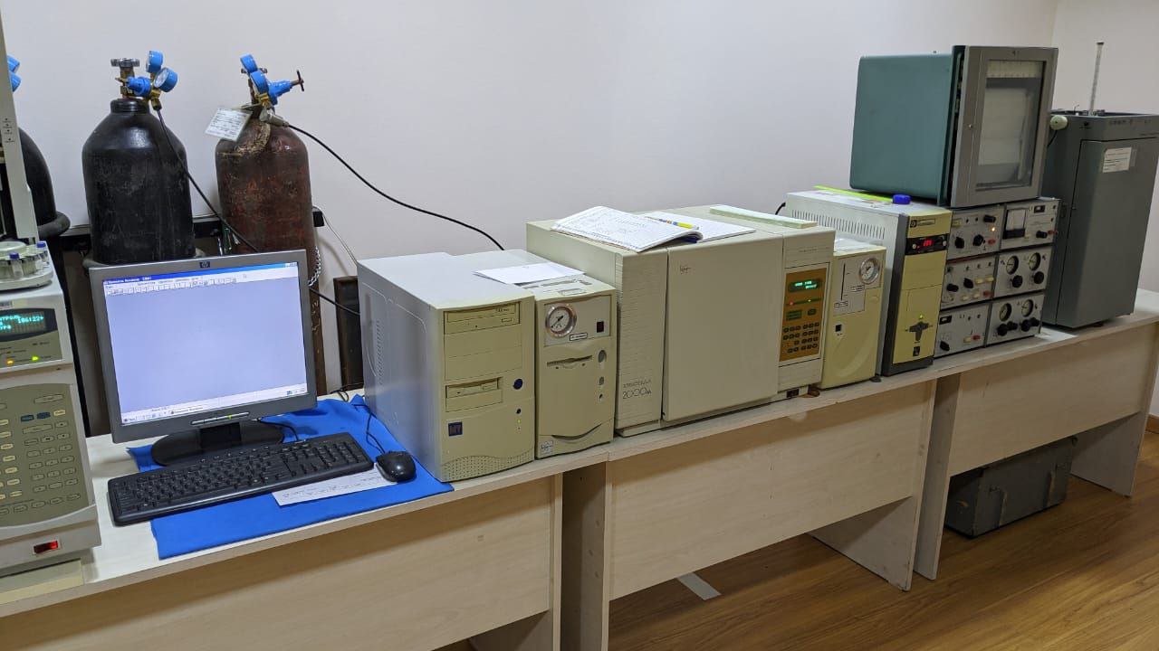 Зона проведения испытаний и лабораторные приборы EXTRALAB